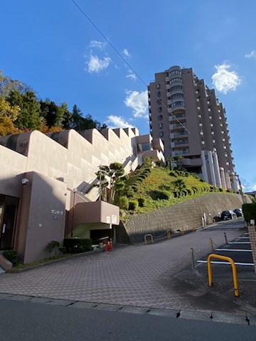 サンパーク嵐山 モノレール嵐山口駅が共用部分から見えます