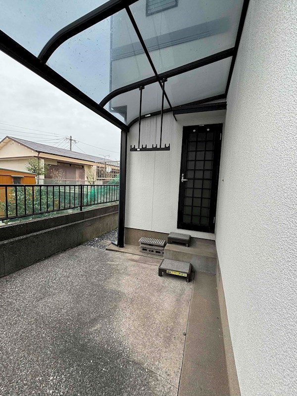 守恒一丁目戸建て 勝手口から物干しへ