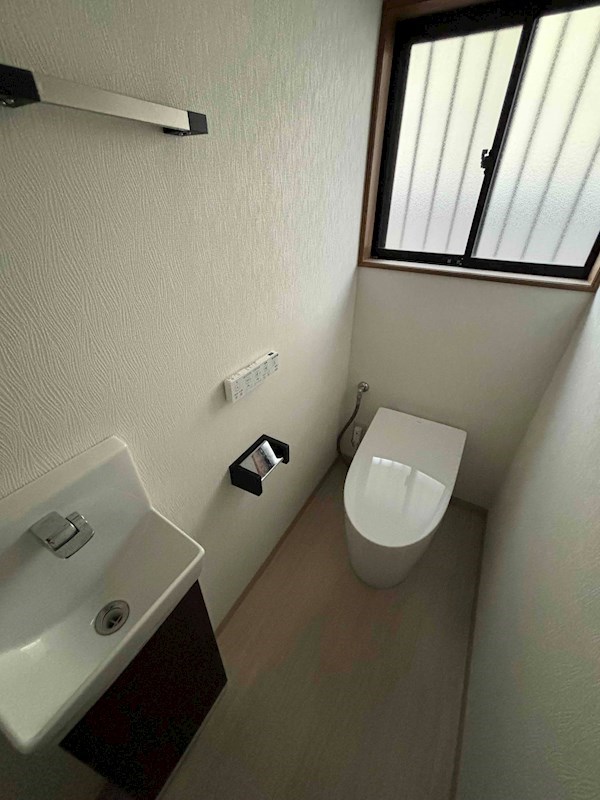 守恒一丁目戸建て トイレにも窓がります