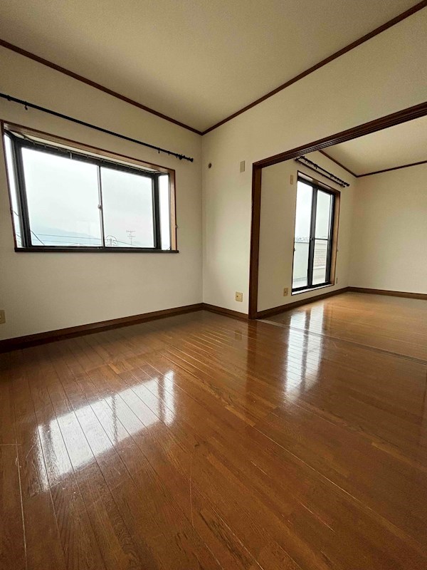 守恒一丁目戸建て 明るい洋室