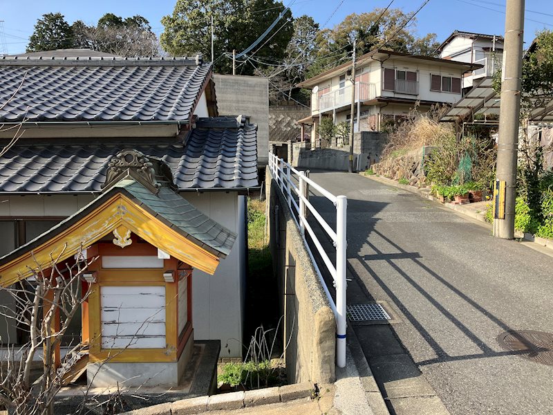 荒手二丁目一戸建 前面道路と高低差有り