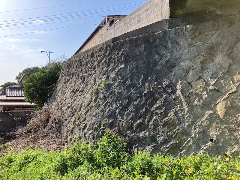 荒手二丁目一戸建 北側隣接地　擁壁等が有り②