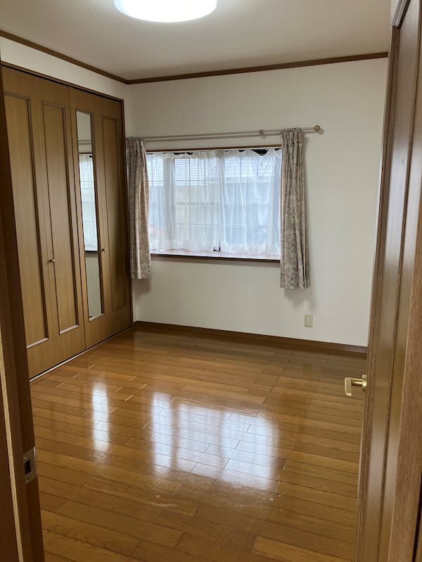 清田四丁目戸建 洋室6.1帖（手前・階段側）