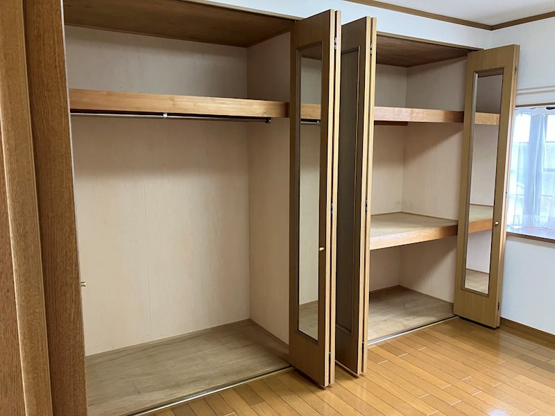 清田四丁目戸建 洋室6.1帖（手前・階段側）②　収納