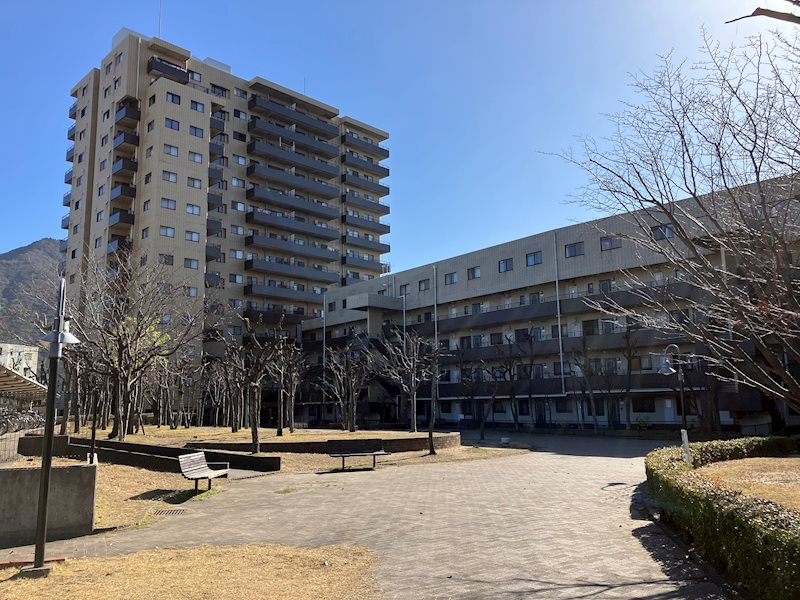 外観(左側B棟・右側C棟)、 中庭